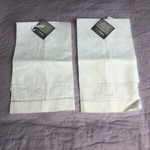 Blush White Guest Hand Towels with embroidered clover, set of 2